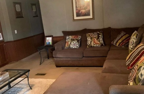 Jachin House | Charming 4-bedroom mobile home with AC and WiFi in delightful Butler