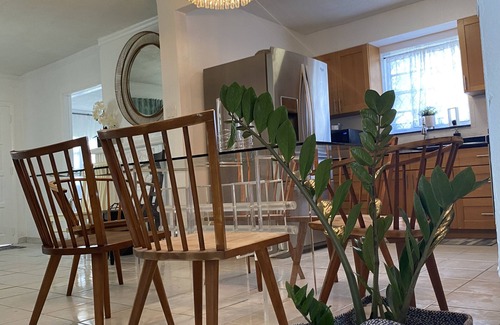 Buena Vista House | Charming 4 Bedroom Pool House - Miami Design District - 10 mins to Miami Beach.