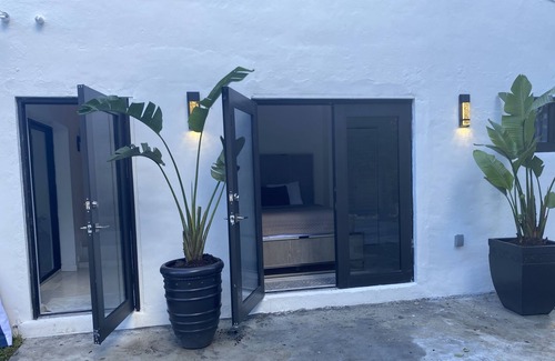 Buena Vista House | Charming 4 Bedroom Pool House - Miami Design District - 10 mins to Miami Beach.