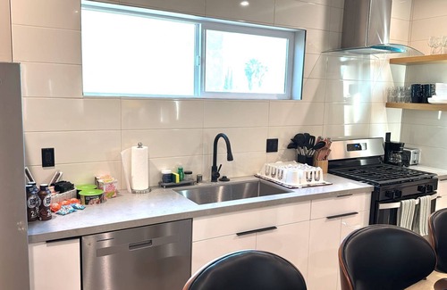 Boyle Heights Hotel | Charming 4-bedroom Art Deco Townhome