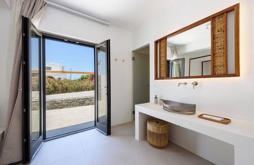 Santa Maria Villa | Charming 4-bedroom villa with Swimming Pool & Jacuzzi in beautiful Paros