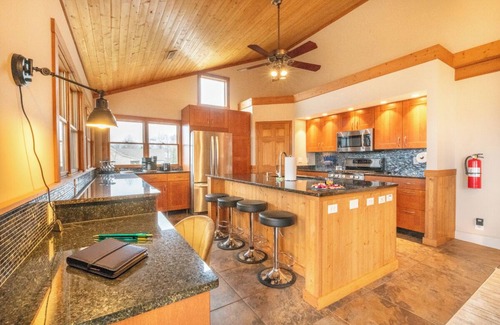 Kodak House | *Charming 4BD+LOFT Lodge! Theater + GAMES!*