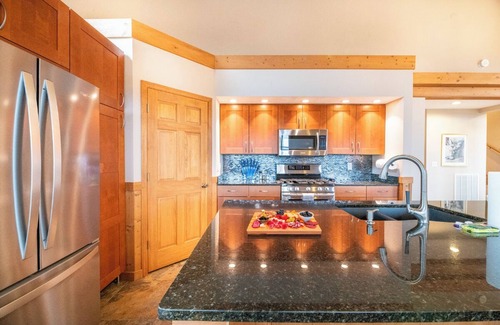 Kodak House | *Charming 4BD+LOFT Lodge! Theater + GAMES!*