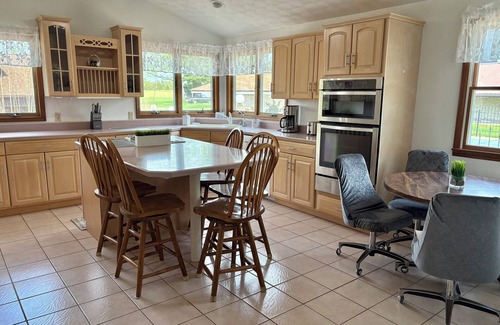 Renault House | Charming 4BDRM Farmhouse Retreat. Private Pool & Fishing Lake Access,cap. for 11