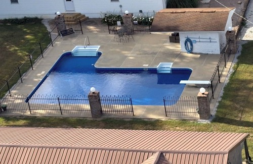 Renault House | Charming 4BDRM Farmhouse Retreat. Private Pool & Fishing Lake Access,cap. for 11