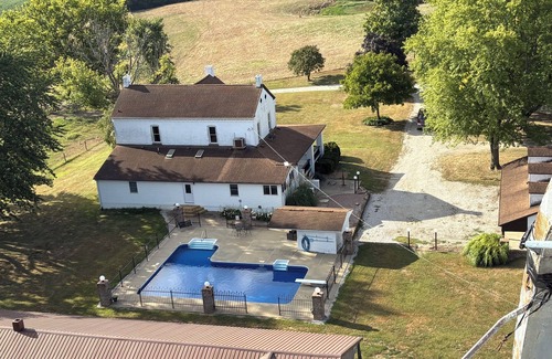 Renault House | Charming 4BDRM Farmhouse Retreat. Private Pool & Fishing Lake Access,cap. for 11