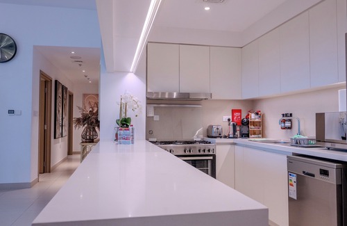 Jadaf Apartment | Charming 4th Floor Unit with Unobstructed Burj Khalifa View Across the Water