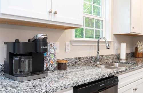 Durham House | Charming 5bd - BBQ - Deck- 4mins Duke University