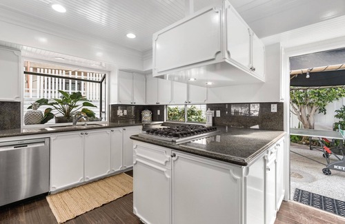 Balboa Island Condo | Charming 5BR Mid-Century Bayfront Retreat with Floor-to-Ceiling Windows!