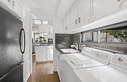 Balboa Island Condo | Charming 5BR Mid-Century Bayfront Retreat with Floor-to-Ceiling Windows!