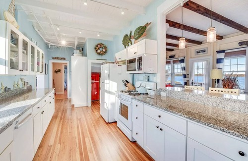 East Falmouth Cottage | Charming 6-bedroom oceanfront cottage in Falmouth