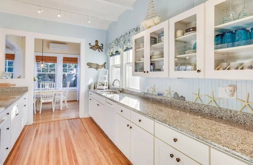 East Falmouth Cottage | Charming 6-bedroom oceanfront cottage in Falmouth