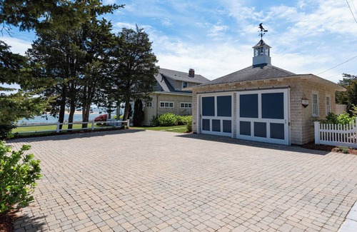 East Falmouth Cottage | Charming 6-bedroom oceanfront cottage in Falmouth
