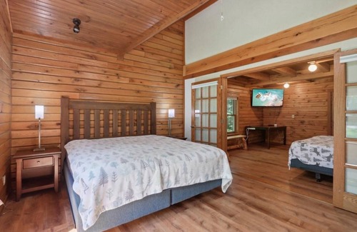 Lake Delton Cabin | Charming 7-bedroom lodge with AC, WiFi in awesome Lake Delton Wisconsin Dells