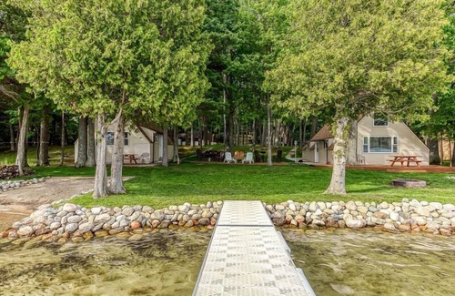 Empire Cottage | Charming A Frame Cottage on Little Glen at Mama Bear