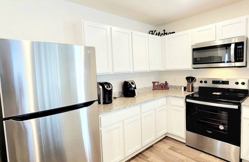 Florence House | Charming and Cozy 4BR 2BA House with Parking, Minutes from I-95 and Buc-ees