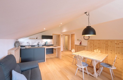 Aldino Apartment | Charming and Cozy Holiday Home “Ferienwohnung SEA Wieserhof” with Mountain View, Balcony, Shared Garden & WiFi; Parking Available