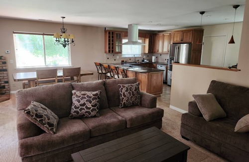 Bishop House | Charming and spacious 3-bedroom vacation home in delightful Bishop