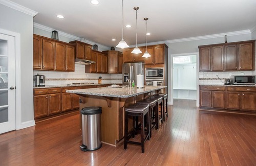 McCain House | Charming and spacious 6BR home near UNC, Duke, RTP