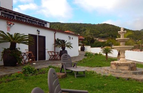 Los Silos Apartment | Charming apartment in Los Silos with terrace and barbecue