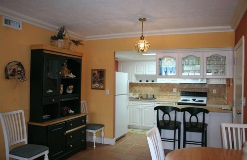 Key Biscayne Apartment | Charming Apartment Steps from the Beach