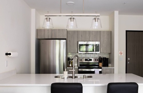 Shorewood Apartment | Charming Apartment with Gym and Balcony