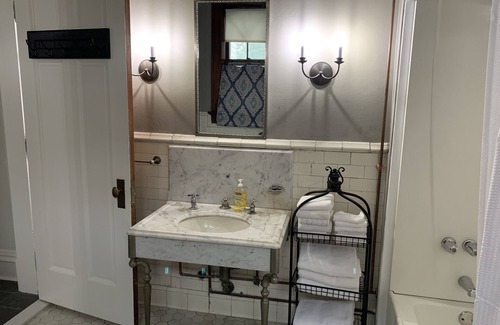 Davenport Apartment | Charming Apartment4 in Historic Davenport Mansion