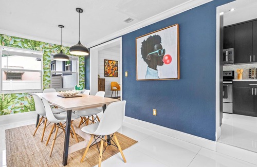 Liberty City House | Charming ArtHaus - With Yard Near Design District