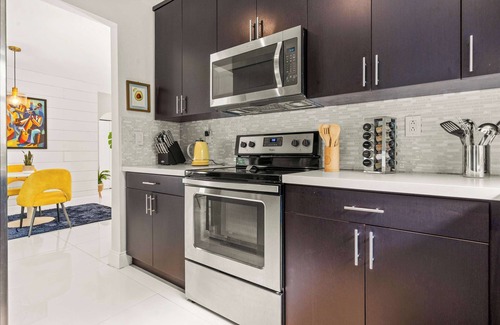 Liberty City House | Charming ArtHaus - With Yard Near Design District