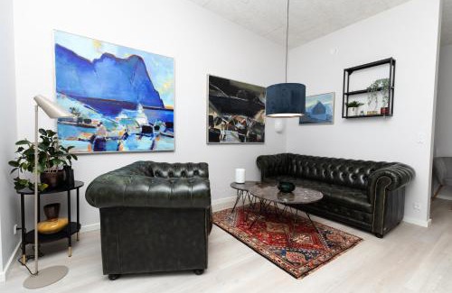 Hoyvik Apartment | Charming Artistic Retreat - Panoramic View