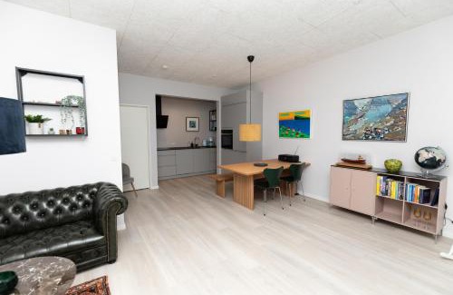 Hoyvik Apartment | Charming Artistic Retreat - Panoramic View