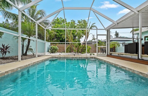 Sarasota Cottage | Charming Beach Bungalow with Private Pool and steps away from the Beach!