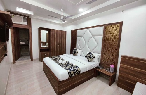 Varanasi Hotel | Charming bed & breakfast with 15 bedrooms and AC, WiFi in vibrant Varanasi