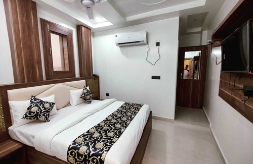 Varanasi Hotel | Charming bed & breakfast with 15 bedrooms and AC, WiFi in vibrant Varanasi