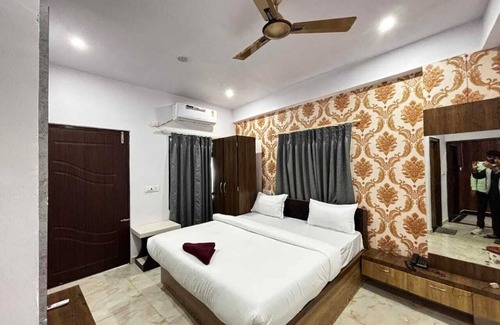 Varanasi Hotel | Charming bed & breakfast with 15 bedrooms and AC, WiFi in vibrant Varanasi