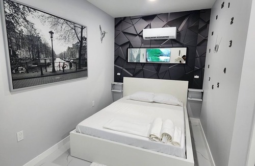 Country Walk Bed & Breakfast | Charming bed & breakfast with WiFi and AC in lovely Miami