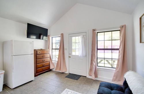 Biloxi Apartment | Charming Biloxi Studio w/Community Pool & Lake!