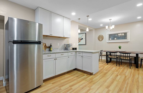 Livingston Park House | Charming Blue Castia – Modern 3 BDR Mins to Downtown and Attractions!