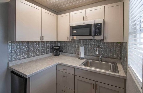 Zephyrhills Hotel | Charming boutique hotel. Newly remodeled, cozy, private getaway & adult only!