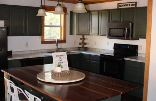 Guin Cabin | Charming cabin with outdoor soaking tub