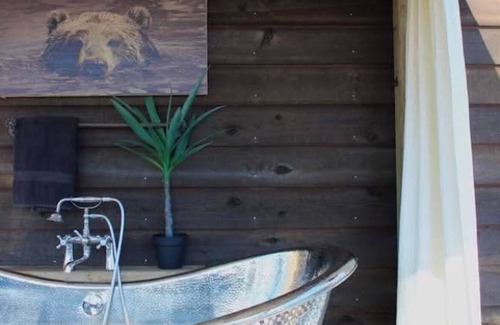 Guin Cabin | Charming cabin with outdoor soaking tub
