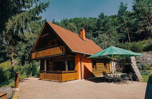 Zvolen Ski Chalet | Charming chalet for 8 people, 3BD, 2BT, kitchen