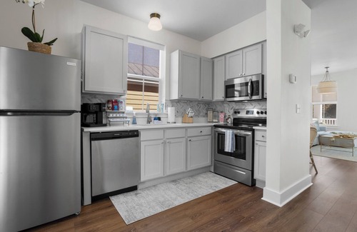 Ocean Springs Cottage | Charming Coastal Cottage in Downtown Ocean Springs – Golf Cart available!