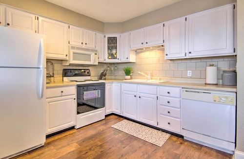 Osage Beach Condo | Charming Condo w/Pool Access in Osage Beach!