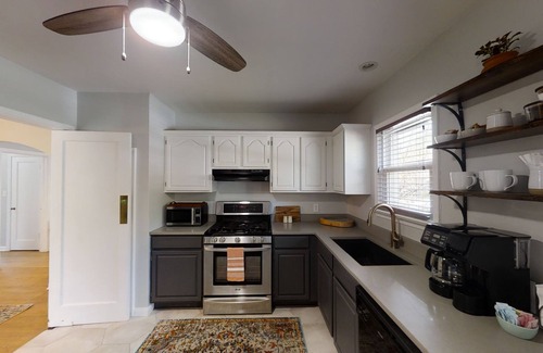 Tulsa House | Charming corner. 1 block from Tulsa Expo! Big yard w/deck.