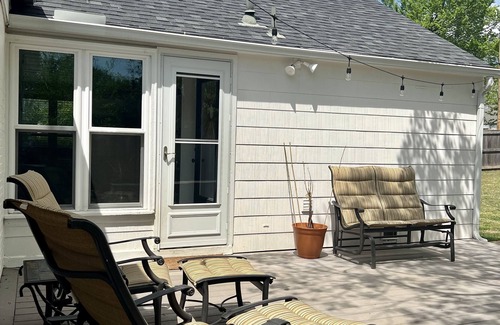 Tulsa House | Charming corner. 1 block from Tulsa Expo! Big yard w/deck.