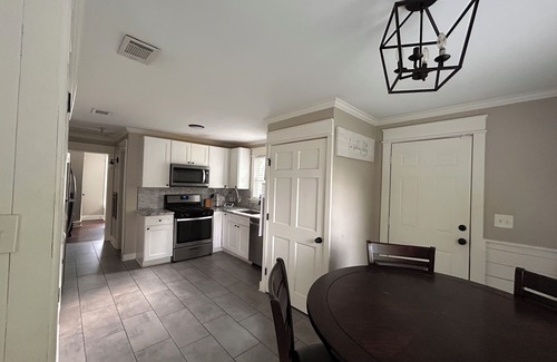 East of Broadway House | ✦ Charming Cottage Home in Historic District near SoMa ✦