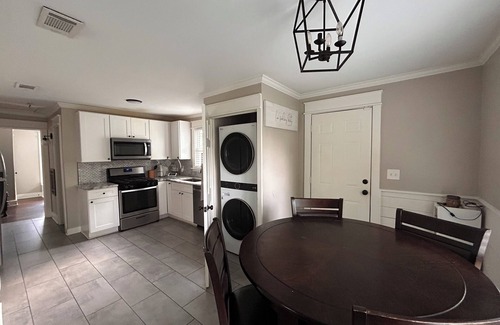 East of Broadway House | ✦ Charming Cottage Home in Historic District near SoMa ✦