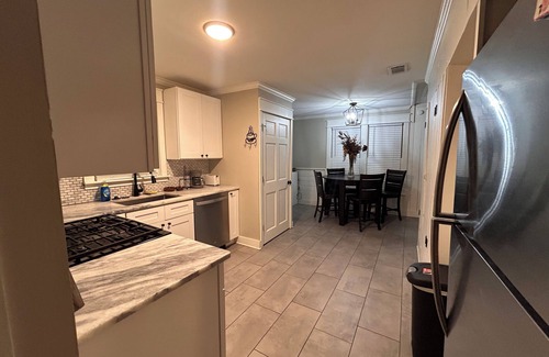 East of Broadway House | ✦ Charming Cottage Home in Historic District near SoMa ✦