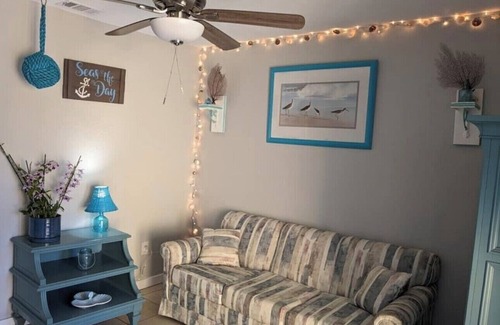 Bradenton Cottage | Charming cottage in fabulous Bradenton with AC, WiFi